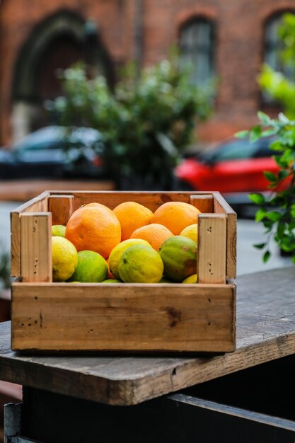 Foto primer plano de naranjas en un recipiente sobre la mesa