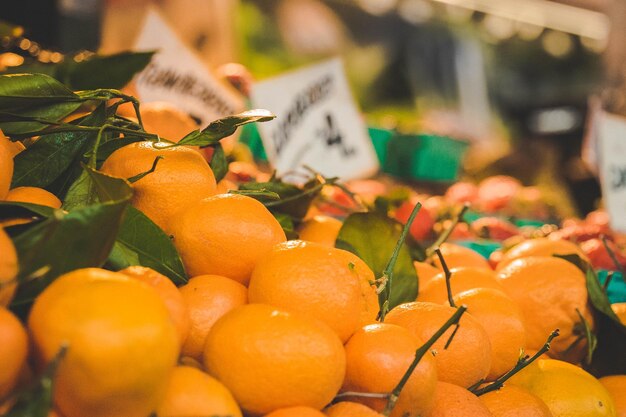 Primer plano de naranjas para la venta en el puesto del mercado