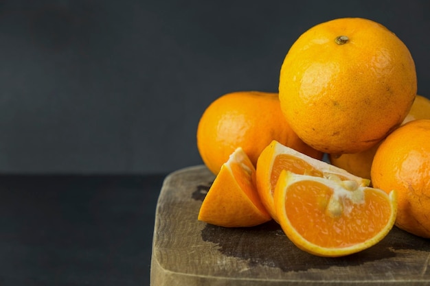Un primer plano de las naranjas.