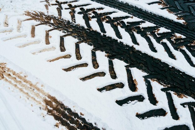 Primer plano de un neumático cubierto de nieve