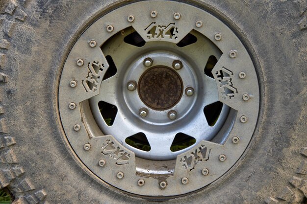 Primer plano de un neumático con un disco en un automóvil todoterreno 4x4 La rueda del SUV está salpicada de barro El concepto de viajes de aventura o deportes de rally