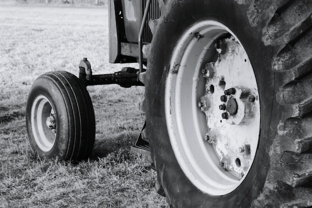 Primer plano del neumático del tractor