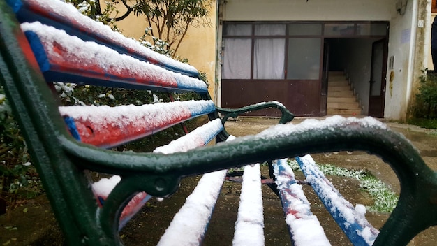 Primer plano de la nieve en la casa