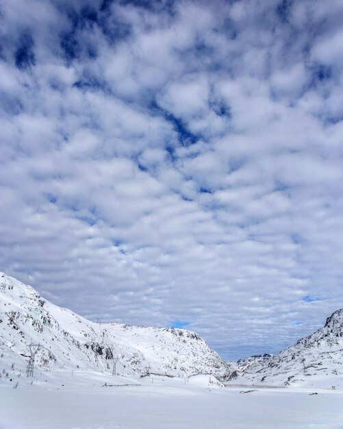 Foto primer plano de nieve en la montaña contra el cielo