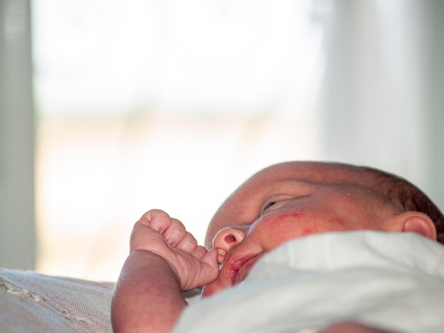 Foto primer plano de una niña acostada en la cama en casa