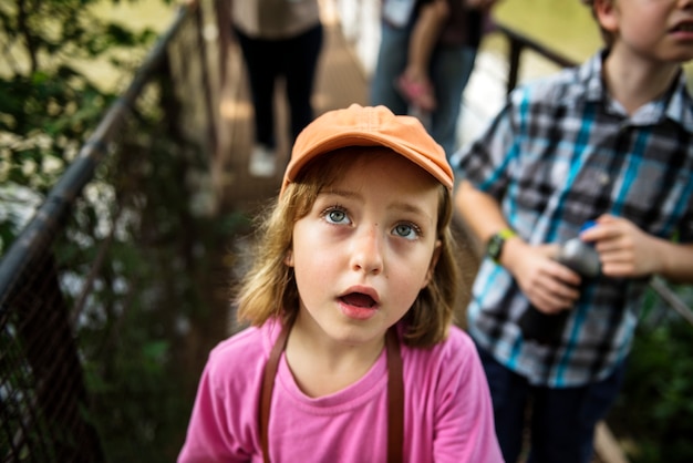 Primer plano de niña caucásica con expresión de la cara sorprendida