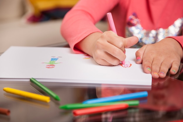 Primer plano de niña dibujando