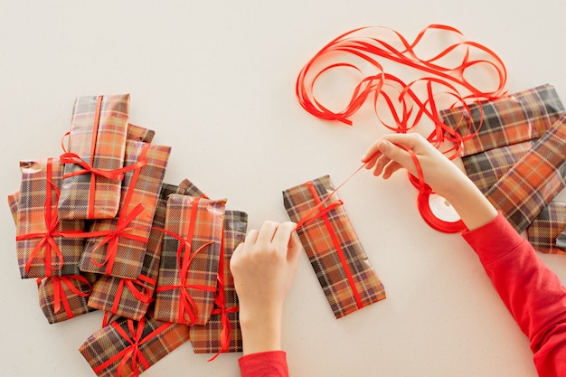 Foto primer plano de una niña de embalaje regalos