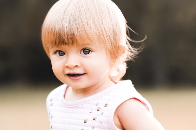 Primer plano de niña feliz al aire libre