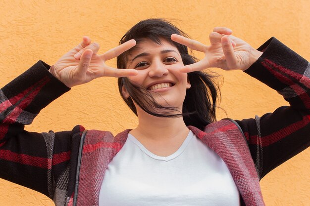 Foto el primer plano de la niña feliz