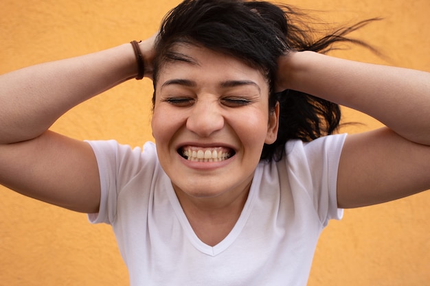 Foto el primer plano de la niña feliz