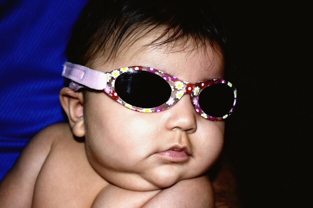 Foto primer plano de una niña con gafas de sol