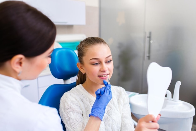 Primer plano de una niña con una hermosa sonrisa en el dentista Dental