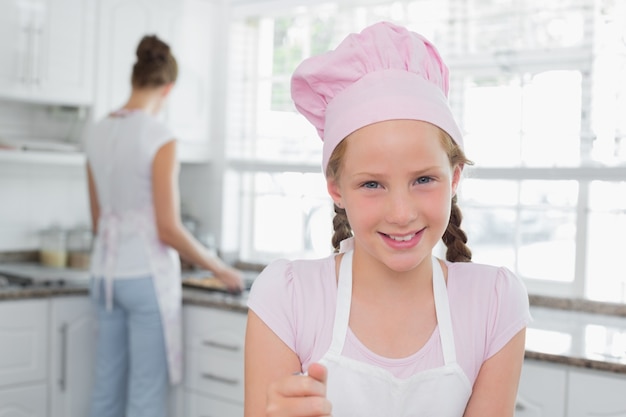 Primer plano, de, un, niña joven, llevando, cocineros, sombrero, en, cocina