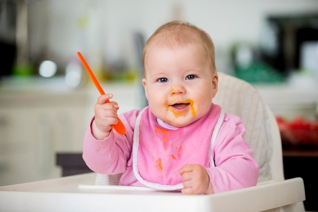 Foto primer plano de una niña linda en casa