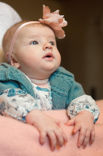 Un primer plano de una niña linda
