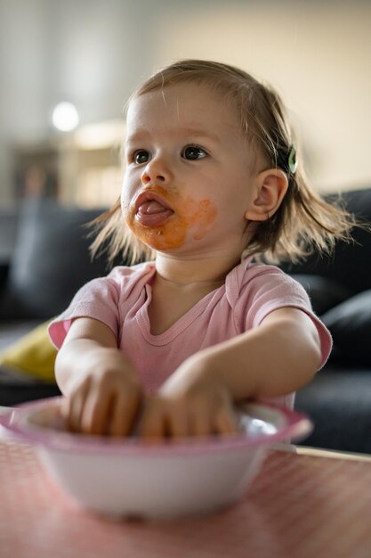 Foto un primer plano de una niña linda