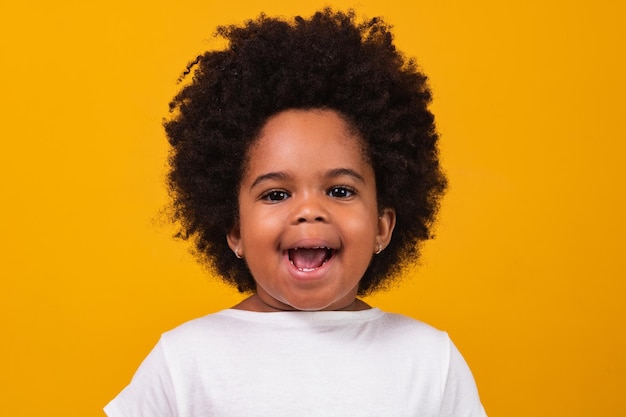 Primer plano de una niña negra feliz sonriendo con espacio para texto.