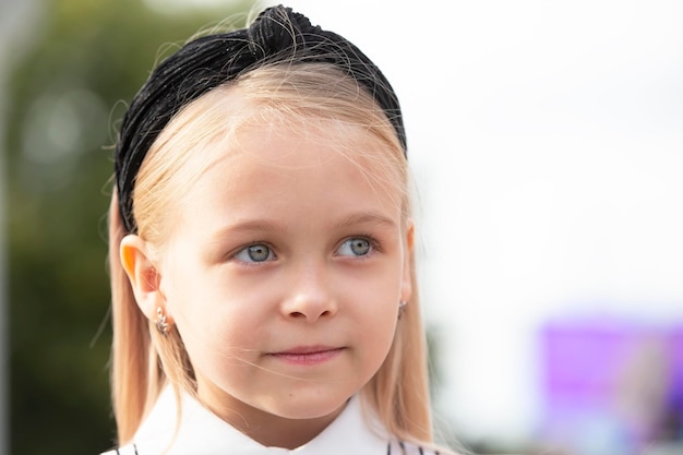 Primer plano de una niña de ojos azules