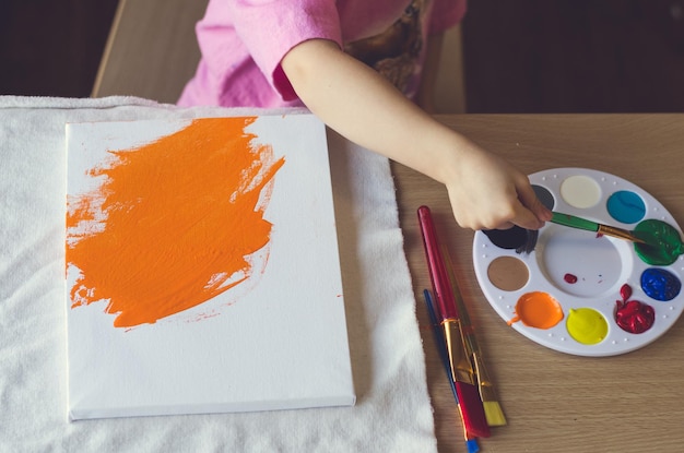 Primer plano de una niña pintando con acuarela
