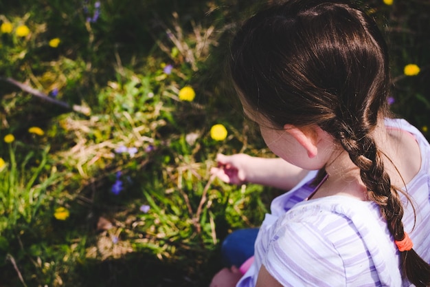 Primer plano de una niña sosteniendo plantas