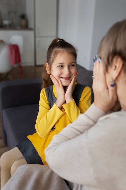 Foto primer plano de niña con su mamá