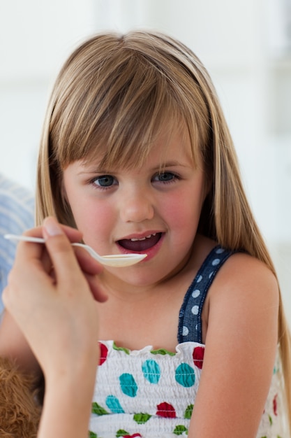 Primer plano de niña tomando medicamentos