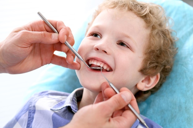 Un primer plano de un niño al que un dentista le examinó los dientes.