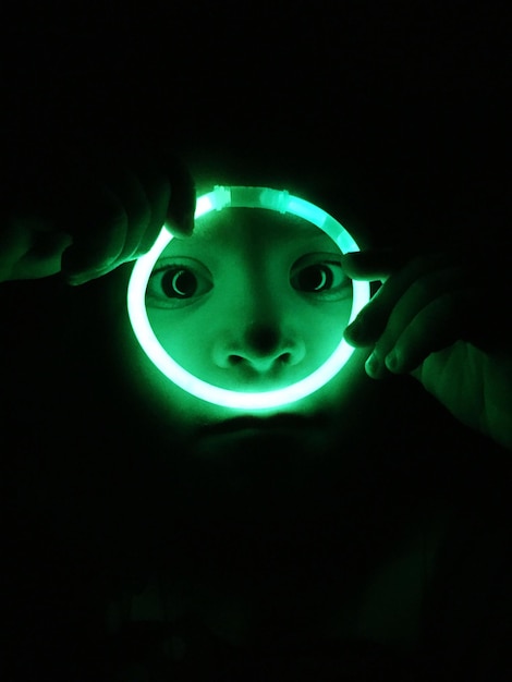 Foto primer plano de un niño con un anillo de brillo iluminado