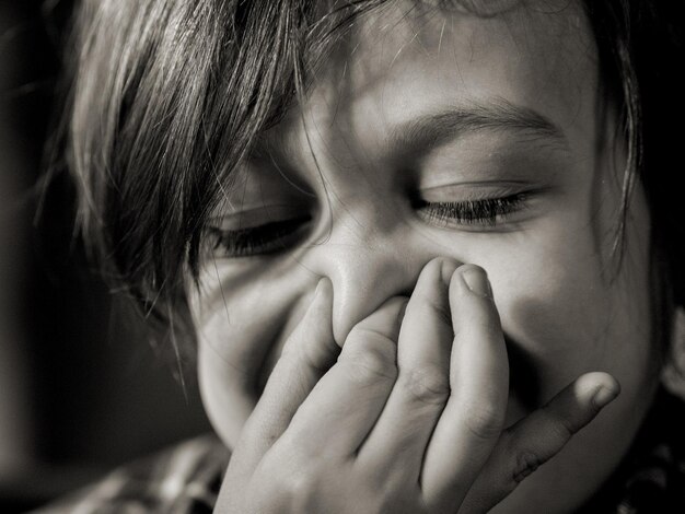 Foto primer plano de un niño apretando la nariz