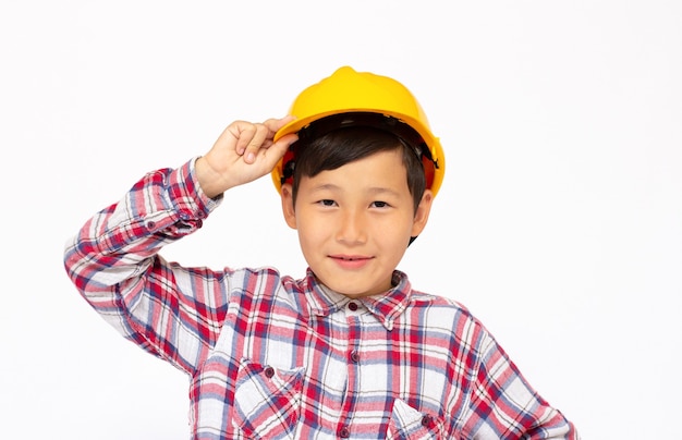 Primer plano de un niño asiático con un casco sonriendo y mirando a la cámara, que se encuentran aisladas en la superficie blanca