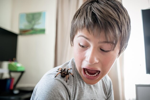 Foto primer plano del niño en casa