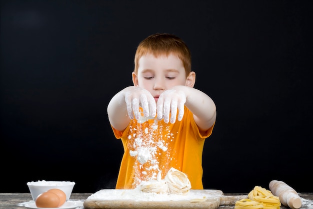 Primer plano de niño en la cocina