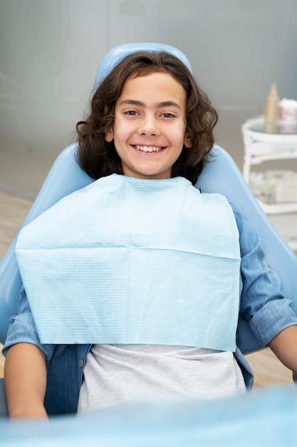 Foto primer plano de niño en el dentista