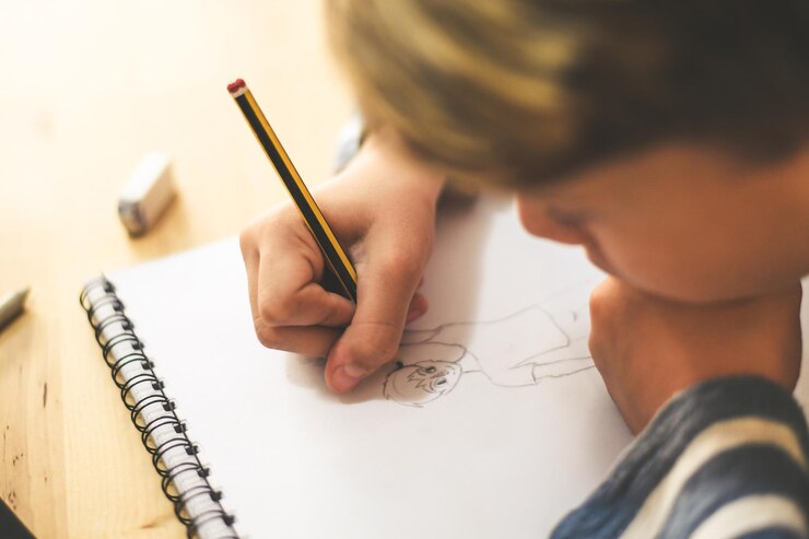 Foto primer plano de un niño dibujando en un libro