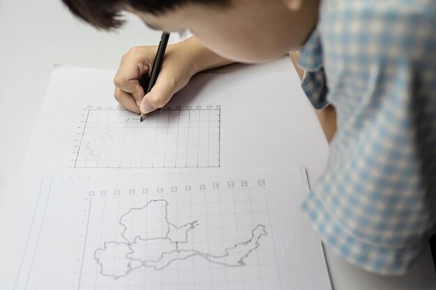 Foto primer plano de un niño dibujando en papel