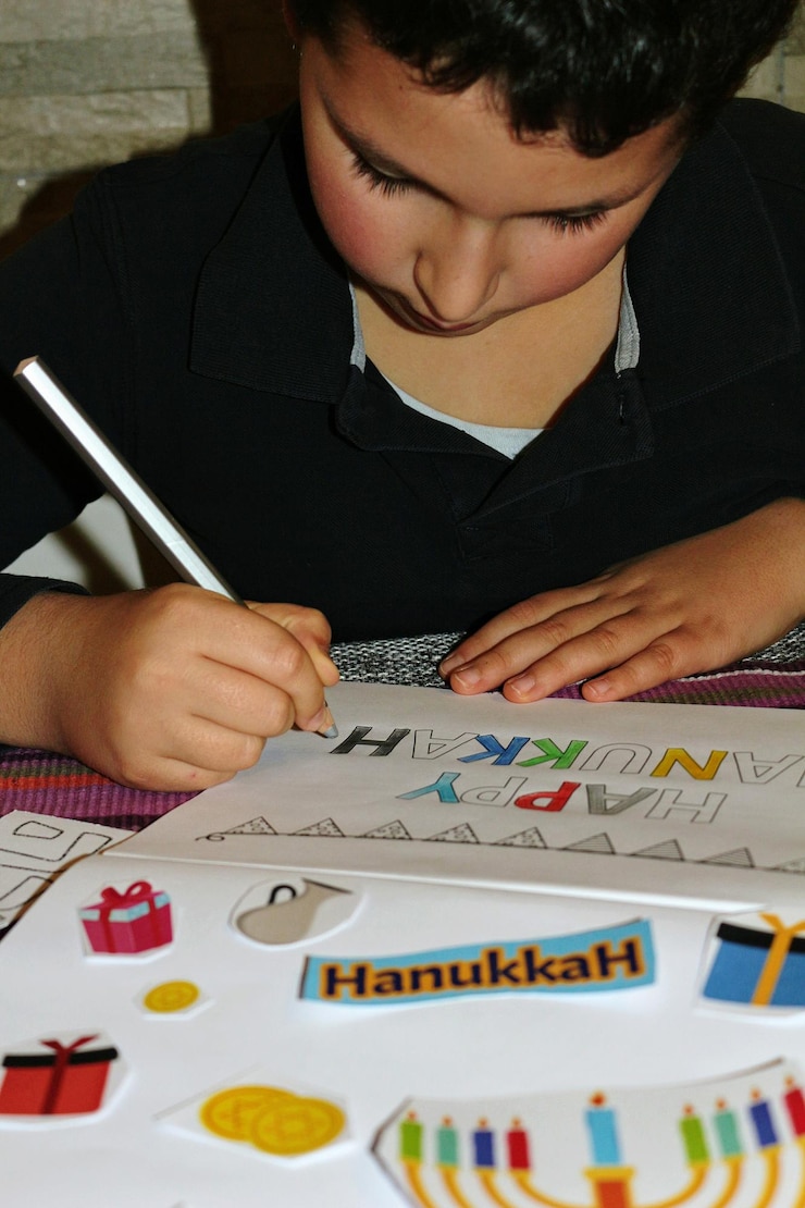 Foto primer plano de un niño escribiendo en papel en casa