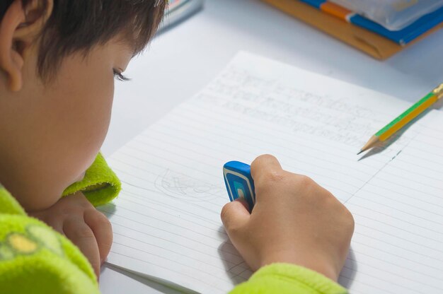 Foto primer plano de un niño estudiando en la mesa en casa