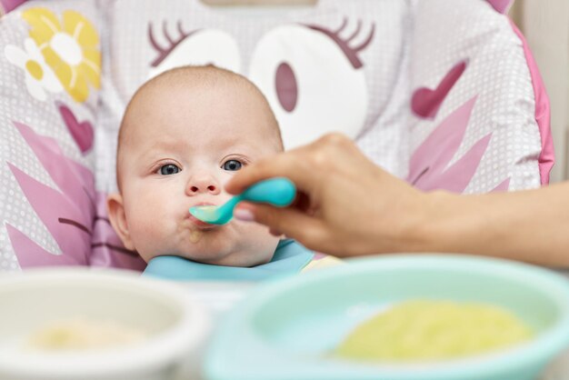 Foto primer plano de un niño lindo comiendo comida