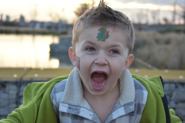 Foto un primer plano de un niño lindo gritando