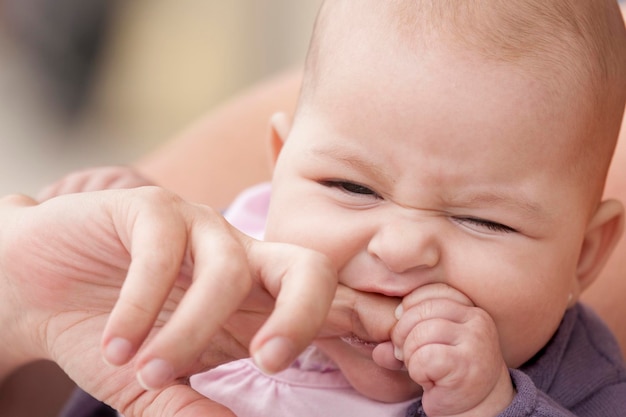 Primer plano de un niño lindo