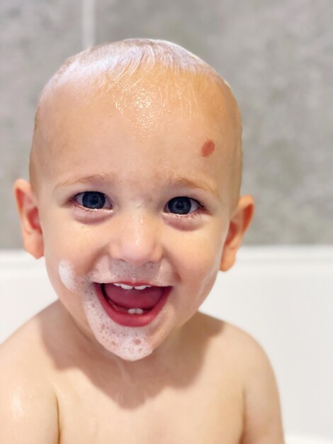 Foto primer plano de un niño lindo