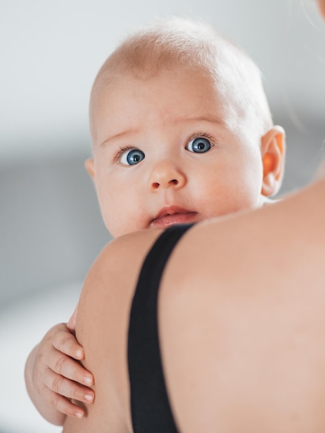 Primer plano de un niño lindo