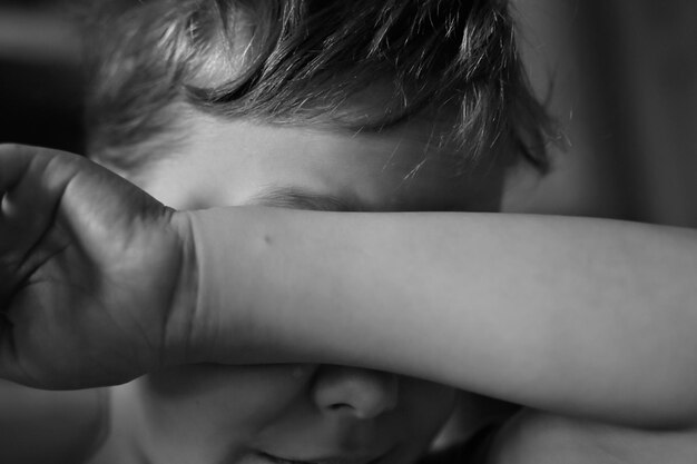 Foto primer plano de un niño llorando en casa