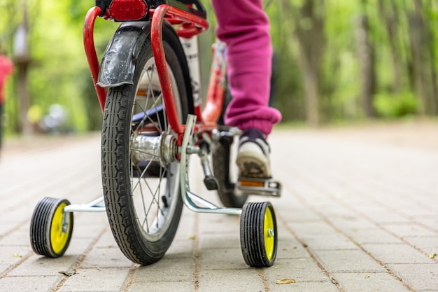 Primer plano de un niño monta una bicicleta de tres ruedas.