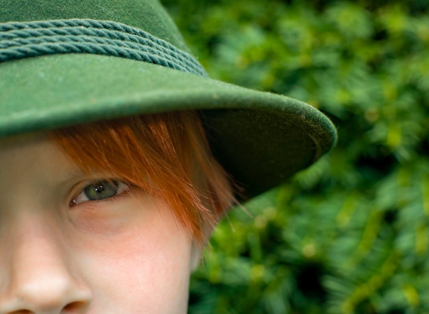 Primer plano de un niño de ocho años con el concepto de infancia de pelo rojo