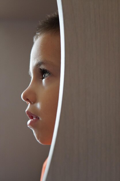 Foto primer plano de un niño pensativo