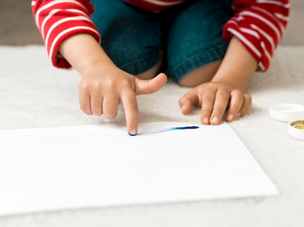 Primer plano, niño, pintura de dedo