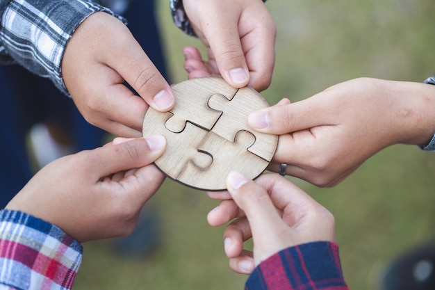 Foto primer plano de un niño que se sostiene de la mano