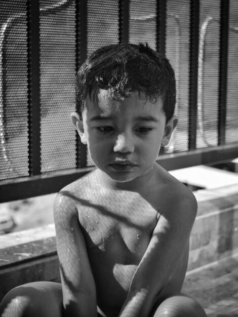 Foto primer plano de un niño sentado al aire libre